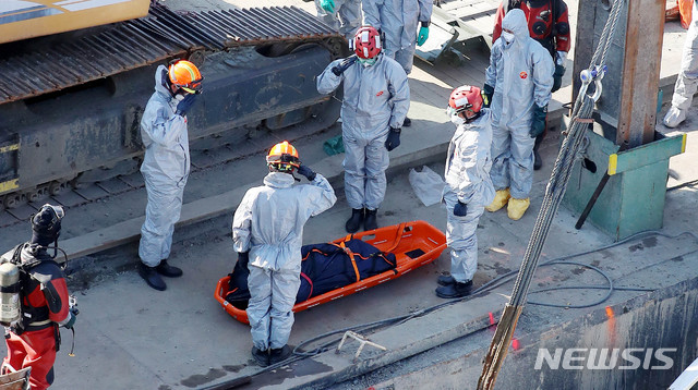 【부다페스트(헝가리)=뉴시스】추상철 기자 =침몰 유람선 선체 인양이 시작된 11일 오전(현지시각) 헝가리 부다페스트 다뉴브강 유람선 침몰 사고현장에서 대한민국 정부 합동 신속대응팀과 헝가리 인양관계자가 선체 내 시신을 수습한 후 경례를 하고 있다. 2019.06.11. scchoo@newsis.com