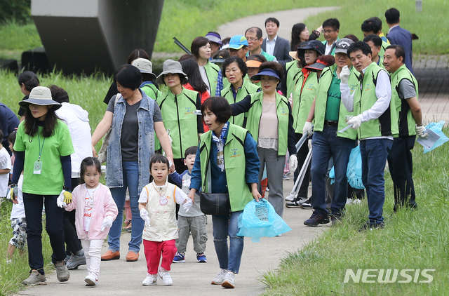 【광주=뉴시스】변재훈 기자 = 광주 동구가 11일 광주천 일대에서 마을주민·어린이집 원생 100여명과 생태교육을 겸해 광주천 환경정화활동을 펼쳤다. 2019.06.11. (사진=광주 동구 제공) photo@newsis.com