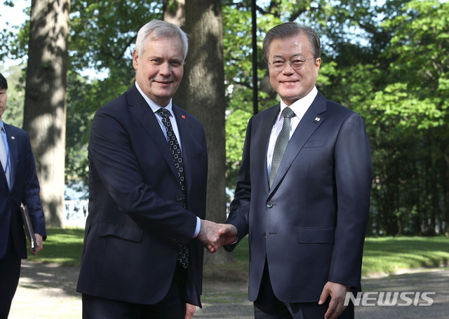 【헬싱키(핀란드)=뉴시스】전신 기자 = 핀란드를 국빈 방문 중인 문재인 대통령이 11일 헬싱키 총리 관저에 도착해 안티 린네 핀란드 총리와 인사를 나누고 있다. 2019.06.11. photo1006@newsis.com