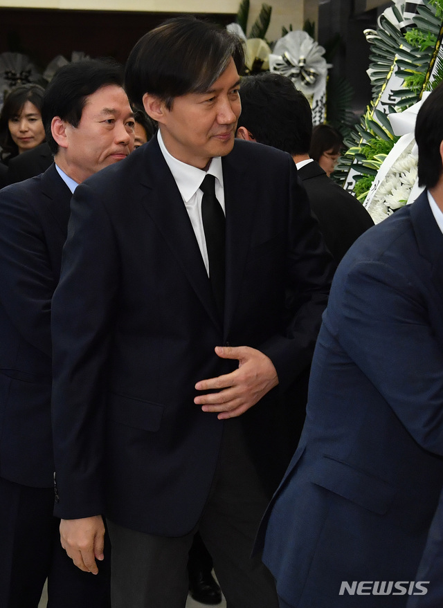 【서울=뉴시스】배훈식 기자 = 조국 청와대 민정수석이 11일 서울 서대문구 신촌세브란스병원 장례식장에 마련된 故 이희호 여사의 빈소에 들어서고 있다. 2019.06.11. photo@newsis.com