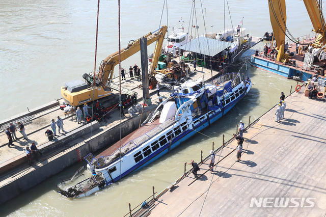 【부다페스트(헝가리)=뉴시스】추상철 기자 =11일 오전(현지시각) 헝가리 부다페스트 다뉴브강 유람선 침몰 사고현장에서 대한민국 정부 합동 신속대응팀과 헝가리 인양관계자가 함께 선체 인양을 하고 있다. 2019.06.11. scchoo@newsis.com
