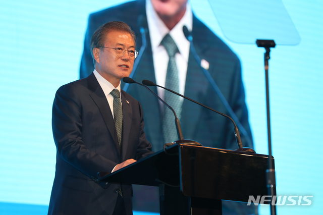 【헬싱키(핀란드)=뉴시스】전신 기자 = 핀란드를 국빈 방문 중인 문재인 대통령이 11일 헬싱키 파시토르니 회관에서 열린 한-핀란드 스타트업 서밋에 참석해 혁신성장포럼 기조연설을 하고 있다. 2019.06.11. photo1006@newsis.com