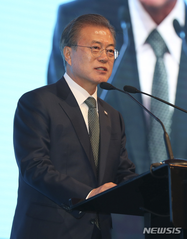 【헬싱키(핀란드)=뉴시스】전신 기자 = 핀란드를 국빈 방문 중인 문재인 대통령이 11일 헬싱키 파시토르니 회관에서 열린 한-핀란드 스타트업 서밋에 참석해 혁신성장포럼 기조연설을 하고 있다. 2019.06.11. photo1006@newsis.com