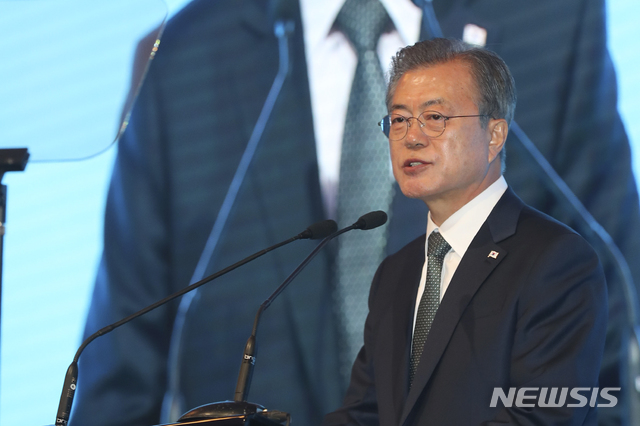 【헬싱키(핀란드)=뉴시스】전신 기자 = 핀란드를 국빈 방문 중인 문재인 대통령이 11일 헬싱키 파시토르니 회관에서 열린 한-핀란드 스타트업 서밋에 참석해 혁신성장포럼 기조연설을 하고 있다. 2019.06.11. photo1006@newsis.com