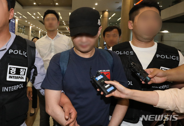 【인천공항=뉴시스】박미소 기자 = 2016년 7월 필리핀 마닐라 호텔방 총기사망사건의 유력 용의자가 11일 오후 인천국제공항 제1터미널을 통해 강제송환되고 있다. 2019.06.11. misocamera@newsis.com