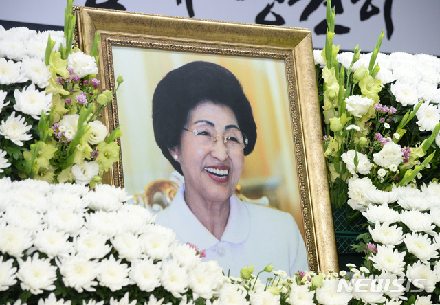 【전주=뉴시스】 김얼 기자= 11일 고(故) 김대중 전 대통령 부인 이희호 여사의 빈소가 마련된 전북 전주시 더불어민주당 전북도당에 이희호 여사의 영정사진이 놓여 있다. 2019.06.11.pmkeul@newsis.com