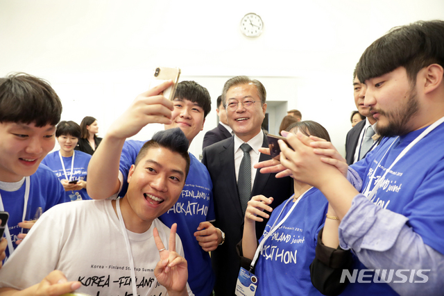 【헬싱키(핀란드)=뉴시스】전신 기자 = 핀란드를 국빈 방문 중인 문재인 대통령이 11일 헬싱키 파시토르니 회관에서 열린 한-핀란드 스타트업 서밋에 참석해 아이디어 경진대회인 해커톤 대회 참가자들과 기념촬영하고 있다. 2019.06.11.&nbsp;&nbsp; photo1006@newsis.com
