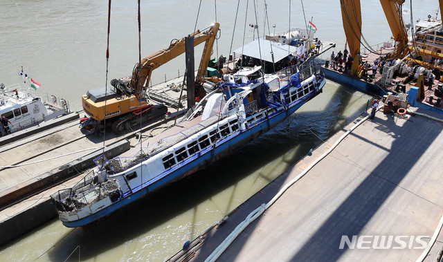 【부다페스트(헝가리)=뉴시스】추상철 기자 =11일 오후(현지시각) 헝가리 부다페스트 다뉴브강 유람선 침몰 사고현장에서 대한민국 정부 합동 신속대응팀과 헝가리 인양관계자가 함께 선체 인양을 하고 있다. 2019.06.11.&nbsp; scchoo@newsis.com