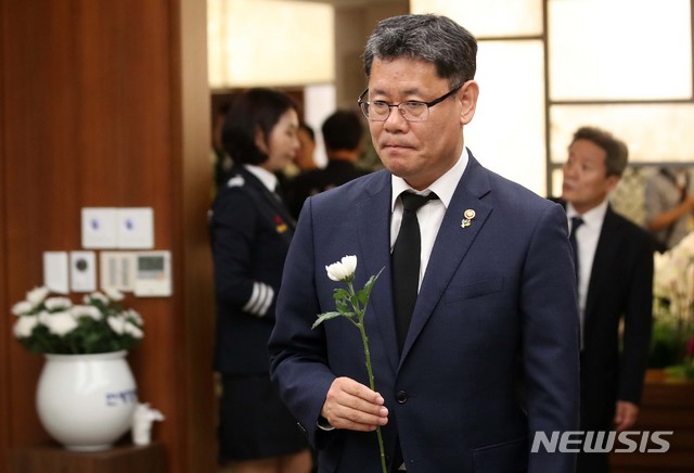 【서울=뉴시스】김선웅 기자 = 김연철 통일부장관이 11일 오후 서울 서대문구 신촌세브란스 장례식장에 마련된 故 이희호 여사의 빈소에서 조문을 하고 있다. 2019.06.11. mangusta@newsis.com
