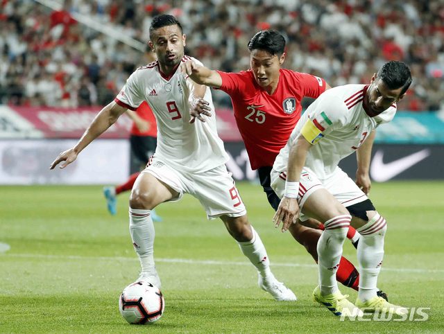 【서울=뉴시스】최동준 기자 = 11일 서울 상암동 월드컵경기장에서 열린 축구 국가대표팀 A매치 평가전 한국 대 이란의 경기, 백승호가 이란 수비를 피해 돌파하고 있다. 2019.06.11. photocdj@newsis.com