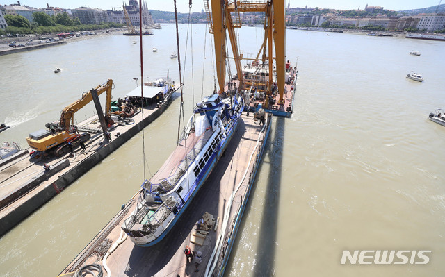 【부다페스트(헝가리)=뉴시스】추상철 기자 =11일 오후(현지시각) 헝가리 부다페스트 다뉴브강 유람선 침몰 사고현장에서 대한민국 정부 합동 신속대응팀과 헝가리 인양관계자가 함께 선체 인양을 하고 있다. 2019.06.11. scchoo@newsis.com