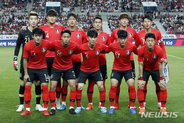 【서울=뉴시스】최동준 기자 = 11일 서울 상암동 월드컵경기장에서 열린 축구 국가대표팀 A매치 평가전 한국 대 이란의 경기, 선수들이 기념촬영 하고 있다. 2019.06.11.   photocdj@newsis.com