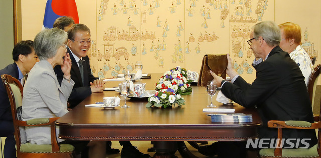 【헬싱키(핀란드)=뉴시스】전신 기자 = 핀란드를 국빈방문 중인 문재인 대통령이 11일 오후 (현지시간) 헬싱키 핀란디아홀에서 타르야 할로넨 전 대통령, 야꼬 일로니에미 전 장관, 뻬르띠 또르스띨라 현 핀란드 적십자사 총재 등과 간담회를 하고 있다. 뻬르띠 또르스띨라(맨 오른쪽) 적십자사 총재가 문 대통령에게 자신이 외교관 시절 들고 다닌 가방을 문 대통령에게 보여주고 있다.&nbsp; 2019.06.11. photo1006@newsis.com