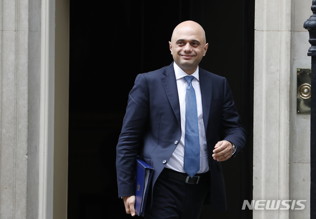 【런던=AP/뉴시스】 사지드 자비드 전 내무장관이 보리스 존슨 총리 내각의 '넘버2'인 재무장관을 차지했다. 사진은 사진은 지난 6월 런던 다우닝가 10번지 총리 관저를 떠나는 자비드 장관. 2019.7.25.
