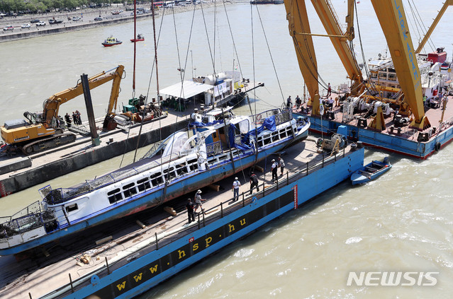 【부다페스트(헝가리)=뉴시스】추상철 기자 =11일 오후(현지시각) 헝가리 부다페스트 다뉴브강 유람선 침몰 사고현장에서 대한민국 정부 합동 신속대응팀과 헝가리 인양관계자가 함께 선체 인양을 하고 있다. 2019.06.11. scchoo@newsis.com