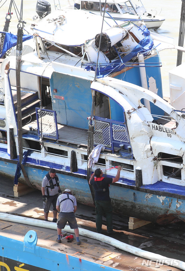 【부다페스트(헝가리)=뉴시스】추상철 기자 =11일 오후(현지시각) 헝가리 부다페스트 다뉴브강 유람선 침몰 사고현장에서 대한민국 정부 합동 신속대응팀과 헝가리 인양관계자가 함께 선체 인양을 하고 있다. 2019.06.11.&nbsp; scchoo@newsis.com