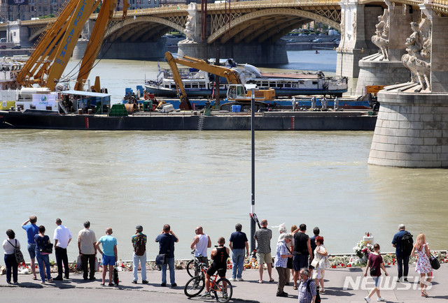 【부다페스트(헝가리)=뉴시스】추상철 기자 =11일 오후(현지시각) 헝가리 부다페스트 다뉴브강 유람선 침몰 사고현장에서 헝가리 시민이 유람선 인양 모습을 지켜보고 있다. 2019.06.11.&nbsp; scchoo@newsis.com