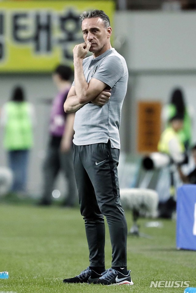 【서울=뉴시스】최동준 기자 = 11일 서울 상암동 월드컵경기장에서 열린 축구 국가대표팀 A매치 평가전 한국 대 이란의 경기, 벤투 감독이 경기를 지켜보고 있다. 2019.06.11. photocdj@newsis.com