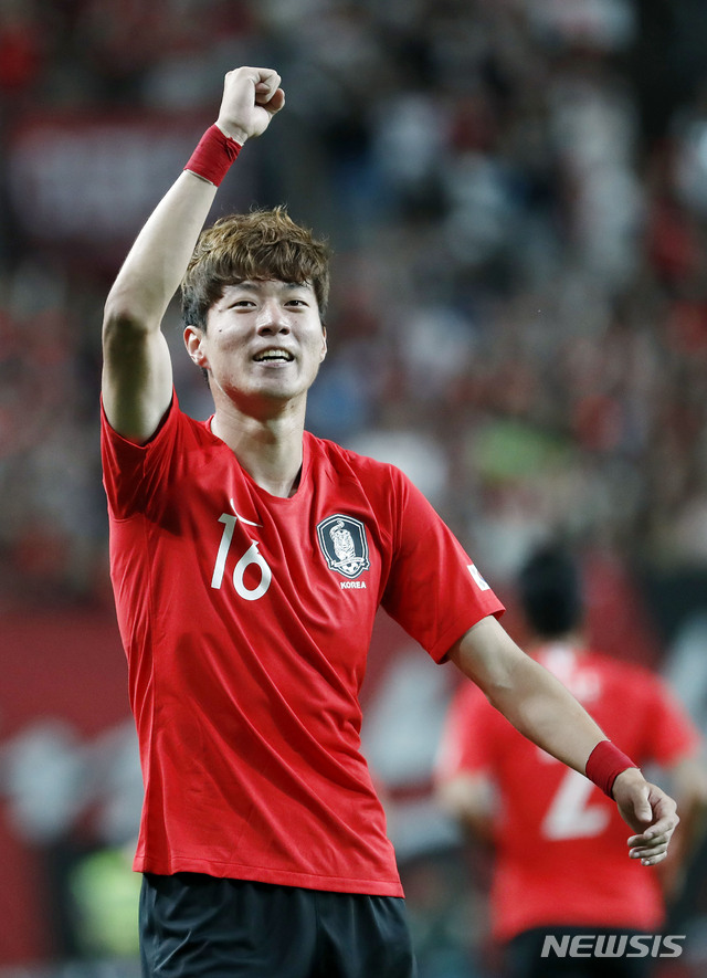 【서울=뉴시스】최동준 기자 = 11일 서울 상암동 월드컵경기장에서 열린 축구 국가대표팀 A매치 평가전 한국 대 이란의 경기, 황의조가 선취골을 넣은 뒤 팬들에게 인사하고 있다. 2019.06.11. photocdj@newsis.com