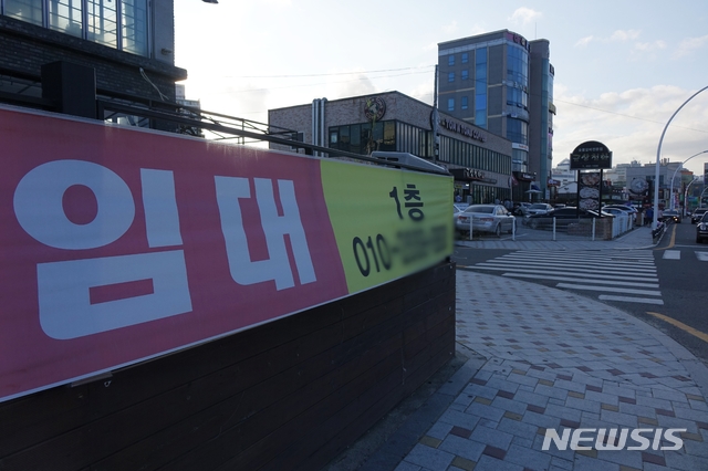  【울산=뉴시스】박수지 기자 = 조선업 불황과 현대중공업 물적분할로 혼란을 겪고 있는 울산시 동구의 인구 감소이 이 가속화된 가운데 동구 중심상권인 일산해수욕장에 '임대' 현수막이 붙어있다. 2019.06.1.&nbsp; parksj@newsis.com. 