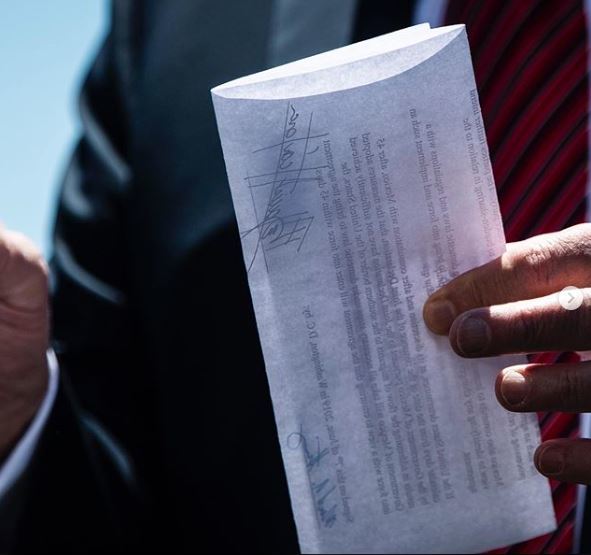 【서울=뉴시스】도널드 트럼프 미국 대통령이 11일(현지시간) 워싱턴 백악관에서 기자들에게 멕시코와 합의한 불법이민단속 관련 조치에 대해 말하던 중 문건을 꺼내들어 보이고 있다. <사진출처:워싱턴포스트 재빈 보츠퍼드 기자 인스타그램> 2019.06.12 