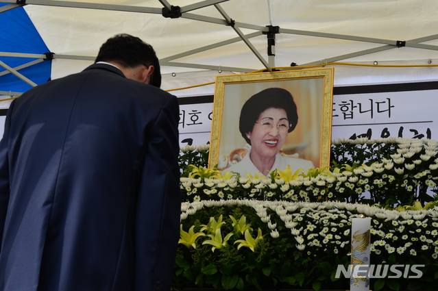 【창원=뉴시스】김기진=12일 더불어민주당 경남도당은 경남 창원시 의창구에 소재한 '만남의 광장'에 고(故) 김대중 전 대통령의 부인 이희호 여사 분향소를 설치했다. 사진은 김경수 경남도지사가 조문을 하고 있는 모습. 2019.06.12.&nbsp;&nbsp; sky@newsis.com 