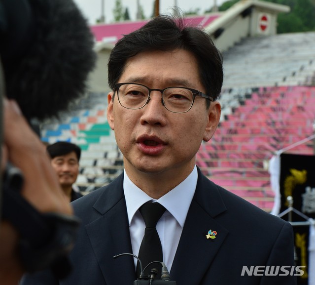 【창원=뉴시스】김기진=12일 더불어민주당 경남도당은 경남 창원시 의창구에 소재한 '만남의 광장'에 고(故) 김대중 전 대통령의 부인 이희호 여사 분향소를 설치했다. 사진은 김경수 경남도지사가 조문을 마친 후 언론 인터뷰를 하고 있는 모습. 2019.06.12.&nbsp;&nbsp; sky@newsis.com 