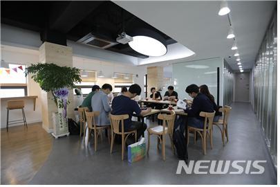 【대구=뉴시스】대구시 중구 기독교청년회(YMCA) 청소년회관 9층에 개소한 대구청년센터 제2센터 '공감그래'의 청년들 모습이다. 2019.06.12.(사진=대구시 제공)  photo@newsis.com