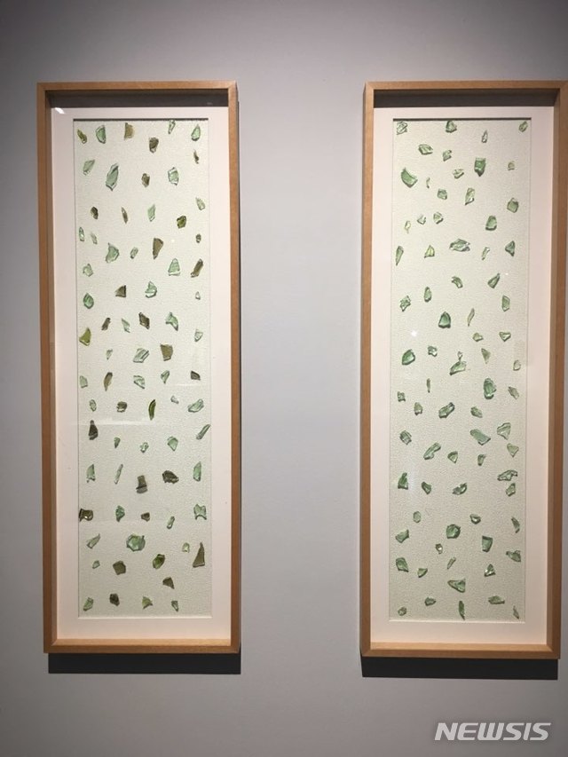 【서울=뉴시스】곽인식, 무제 1,2. 1962년 유리 작품, 개인 소장. 깨진 유리를 붙인 작품이다. 구상과 추상 설지와 오브제의 경계를 뛰어넘는다.