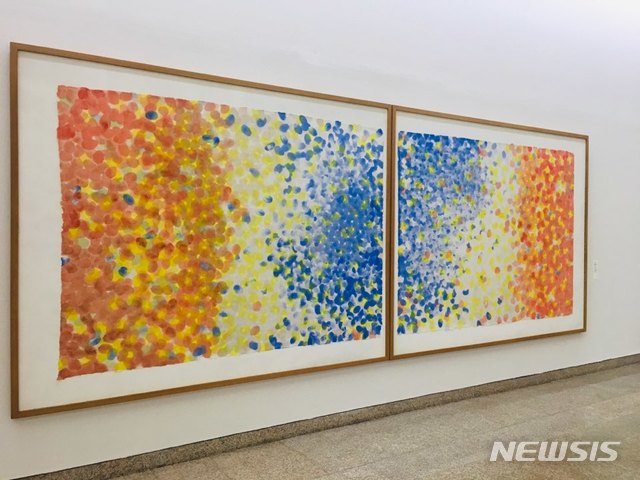 【서울=뉴시스】박현주 미술전문기자=국립현대미술관 곽인식 회고전에 선보인 후기 채색 작품. 붓으로 종이에 무수히 많은 색점을 찍어 종이 표면 위에 공간감을 형성한다. 
