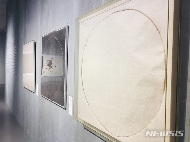 【서울=뉴시스】박현주 미술전문기자= 곽인식, <사물과 사물>, 1975, 한지, 85×85cm, 국립현대미술관 소장