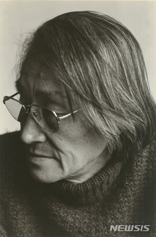 【서울=뉴시스】곽인식(1919~1988)은 일본미술계를 중심으로 활동한 작가로 사물과 자연의 근원을 탐구한 선구적인 작업 세계에도 불구하고 그동안 그 예술적 성과가 제대로 소개되지 못했다. 1919년 경북 달성군 출생, 1937년 도일하여 일본미술학교를 졸업했다. 1942년 귀국 후 대구에서 첫 개인전을 개최하고 1949년에 다시 일본으로 건너가 개인전 50여 회를 갖는 등 작품 활동에 몰두했다. 유리, 놋쇠, 종이 등 다양한 소재를 실험하며 시대를 앞서 간 작업을 보여주었다는 평가를 받고 있다.