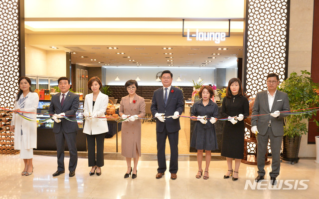 【울산=뉴시스】박수지 기자 = 롯데호텔울산은 12일 호텔 1층 로비에서 최희만 총지배인, 이정숙 L-lounge 대표, 임직원 등이 참석한 가운데 캐주얼 라운지바 'L-lounge' 오픈식을 갖고 세리머니를 하고 있다. 2019.06.12. (사진=롯데호텔울산 제공). photo@newsis.com.