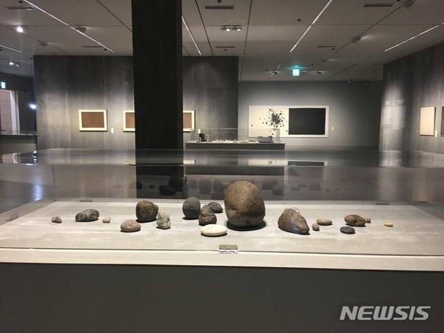 【서울=뉴시스】박현주 미술전문기자= 13일 국립현대미술관 과천에서 개막한 곽인식 회고전. 돌 그대로를 보여주는 1970년대 후기 작업등 100여점을 선보인다.