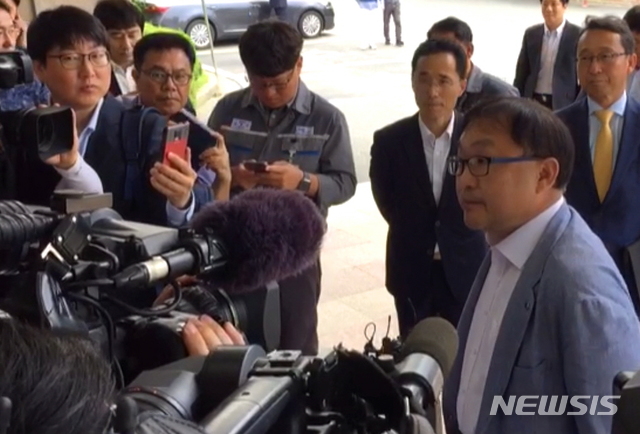 【거제=뉴시스】 현대중공업 현장실사단이 12일 오전 대우조선해양 노조와 면담하기 위해 옥포조선소 인근 호텔을 찾아 취재진의 질문에 답하고 있다. 하지만 실사단은 노조의 대화 거부로 이날 역시 발길을 돌려야 했다. 2019.06.12. kims1366@newsis.com