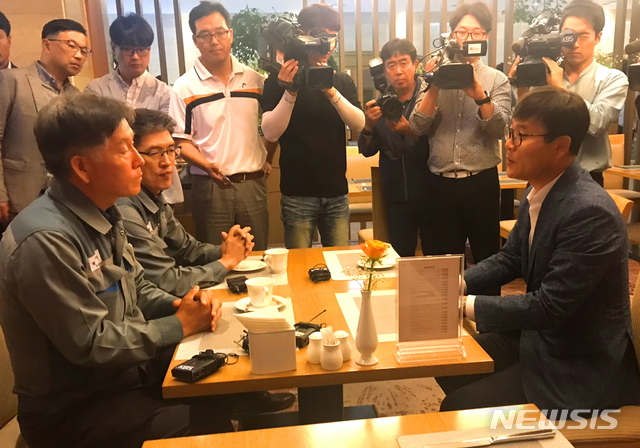 【거제=뉴시스】 변광용 거제시장(오른쪽)은 12일 현대중 현장실사단이 머물고 있는 호텔을 방문, 대우조선 인수작업 중단을 요청하는 시 입장을 전달하기 위해 면담을 요청했지만 실사단의 거부로 뜻을 이루지 못했다. 2019.06.12.&nbsp; kims1366@newsis.com 