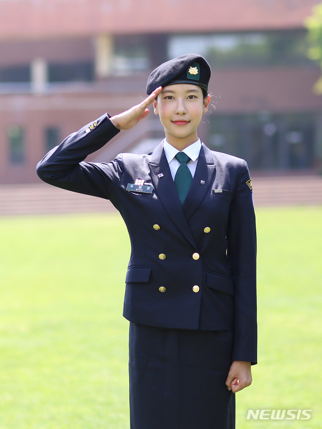 【울산=뉴시스】박수지 기자 = 카바디 국가대표이자 울산대학교 전기공학부 의공학전공 3학년 우희준(25) 씨는 지난 4월 15일 부산 해운대그랜드호텔에서 열린 미스코리아 부산·울산대회에서 선을 차지했다. 사진은 학군사관후보생 제복을 입은 우희준씨. 2019.06.12. (사진=울산대학교 제공).&nbsp; photo@newsis.com. 