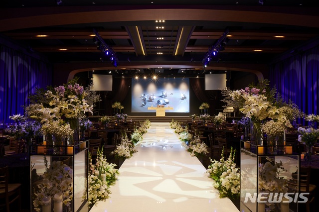 【포항=뉴시스】강진구 기자 = 라한호텔 포항은 웨딩을 준비하는 예비 신혼부부 200명(100팀)을 초청해 ‘제1회 라한호텔 웨딩페어’를 개최한다고 12일 밝혔다.이번 행사는 지난 2월 새롭게 리브랜딩 오픈한 라한호텔 포항의 웨딩홀을 직접 살펴보고 체험할 수 있도록 마련됐다.사진은 라한호텔 포항 웨딩홀인 그랜드볼룸.2019.06.12.(사진=라한호텔 포항 제공) photo@newsis.com