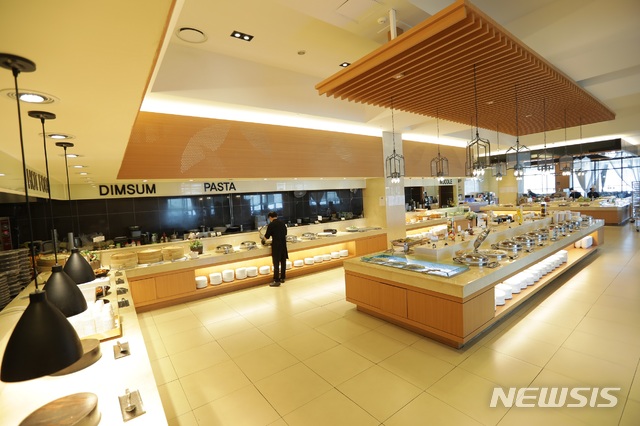 【포항=뉴시스】강진구 기자 = 라한호텔 포항은 웨딩을 준비하는 예비 신혼부부 200명(100팀)을 초청해 ‘제1회 라한호텔 웨딩페어’를 개최한다고 12일 밝혔다.이번 행사는 지난 2월 새롭게 리브랜딩 오픈한 라한호텔 포항의 웨딩홀을 직접 살펴보고 체험할 수 있도록 마련됐다.사진은 라한호텔 포항 웨딩홀 뷔페레스토랑.2019.06.12.(사진=라한호텔 포항 제공) photo@newsis.com