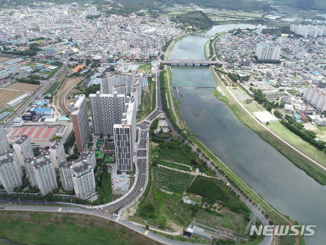 【밀양=뉴시스】안지율 기자 = 경남 밀양시는 내이동 롯데인벤스가 아파트에서 국도 25호선 남천교를 연결하는 롯데인벤스가 아파트~남천교 간 도시계획도로를 우선 개통한다. 2019.06.12. (사진=밀양시 제공) photo@newsis.com