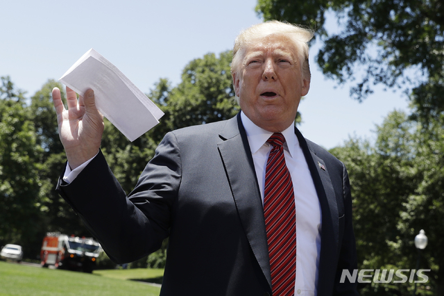 【워싱턴=AP/뉴시스】도널드 트럼프 미국 대통령이 11일(현지시간) 재생에너지 관련 연설을 위해 아이오와주로 떠나기 전 기자들에게 연설하고 있다.트럼프 대통령은 김정은 북한 국무위원장으로부터 친서를 받았다고 밝히며 “이번 친서로 뭔가 긍정적인 일이 일어날 것”이라고 덧붙였다. 2019.06.12.
