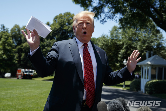 【워싱턴=AP/뉴시스】도널드 트럼프 미국 대통령이 지난 11일(현지시간) 재생에너지 관련 연설을 위해 아이오와주로 이동하기에 앞서 기자들의 질문에 답변하고 있다. 그는 이날 김정은 북한 국무위원장으로부터 아름답고 따뜻한 친서를 받았다고 밝혔다. 2019.06.22.