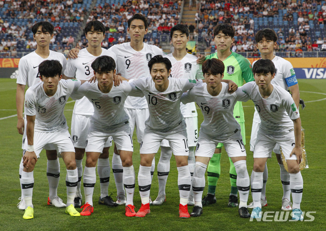 【루블린(폴란드)=AP/뉴시스】정정용 감독이 이끄는 20세 이하(U20) 축구대표팀이 11일(이하 현지시간) 폴란드 루블린에서 열린 2019 국제축구연맹(FIFA) U20 월드컵 에콰도르와의 4강전에 앞서 기념촬영을 하고 있다.한국은 전반 39분 최준의 결승골로 에콰도르를 1-0으로 꺾고 사상 처음으로 결승에 진출해 15일 우크라이나와 우승을 다툰다. 2019.06.12.