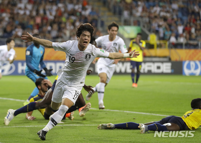 【루블린(폴란드)=AP/뉴시스】최준(오른쪽)이 11일(이하 현지시간) 폴란드 루블린의 루블린 경기장에서 열린 2019 국제축구연맹(FIFA) U20 월드컵 에콰도르와의 4강전에서 골을 넣고 환호하고 있다. 정정용 감독이 이끄는 한국 U20 대표팀은 전반 39분 최준의 결승골로 에콰도르를 1-0으로 꺾고 사상 처음으로 결승에 진출해 15일 우크라이나와 우승을 다툰다. 2019.06.12.