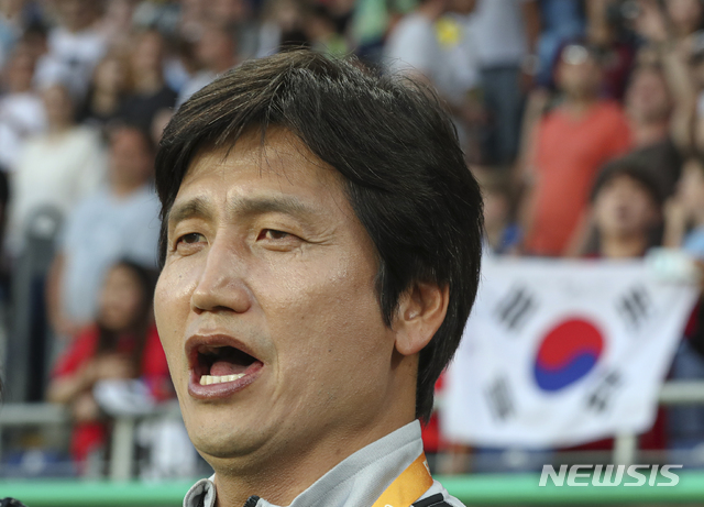 South Korea&#039;s coach Jungyong Chung sings the national anthem before the semi final match between Ecuador and South Korea at the U20 World Cup soccer in Lublin, Poland, Tuesday, June 11, 2019. (AP Photo/Czarek Sokolowski)