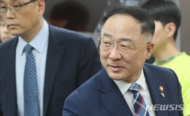 【세종=뉴시스】강종민 기자 = 홍남기 부총리 겸 기획재정부 장관이 12일 오전 정부세종청사에서 열린 경제활력대책회의에서 입장하고 있다. 2019.06.12. ppkjm@newsis.com