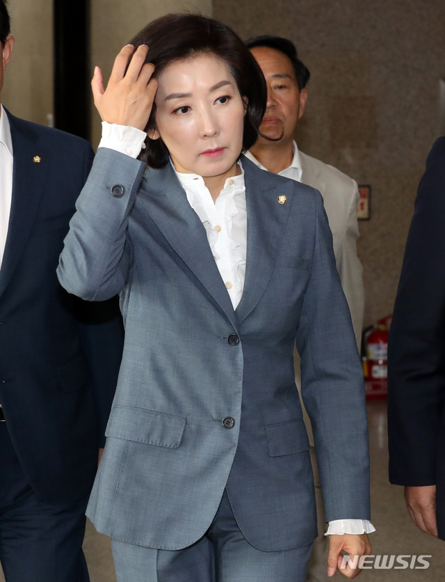 【서울=뉴시스】 박영태 기자 = 12일 오전 서울 여의도 국회에서 열린 자유한국당 원내대표·중진의원 연석회의에 나경원 원내대표가 참석하고 있다. 2019.06.12.since1999@newsis.com