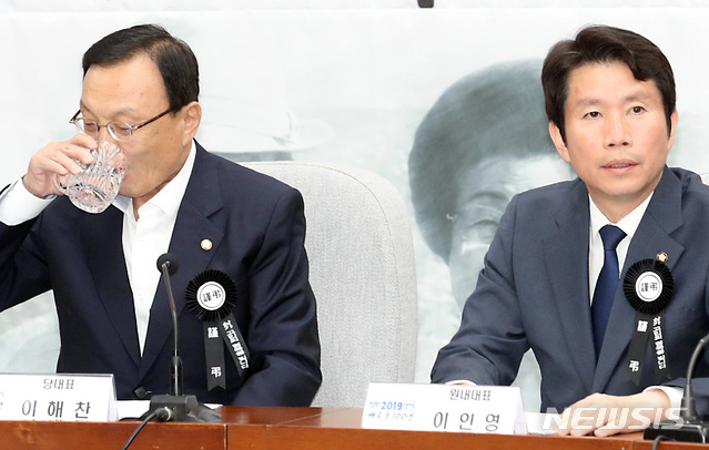 【서울=뉴시스】이종철 기자&nbsp; = 12일 서울 여의도 국회에서 열린 더불어민주당 확대간부회의에서 이해찬 대표가 물을 마시고 있다. 2019.06.12. jc4321@newsis.com