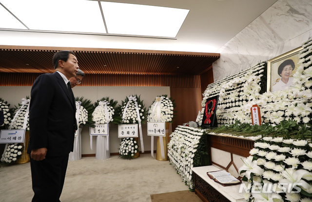 【서울=뉴시스】박주성 기자 = 고 김영삼 전 대통령 아들 김현철씨가 12일 오전 서울 서대문구 신촌세브란스 장례식장에 마련된 故 이희호 여사의 빈소에서 조문을 하고 있다. 2019.06.12. photo7691@newsis.com