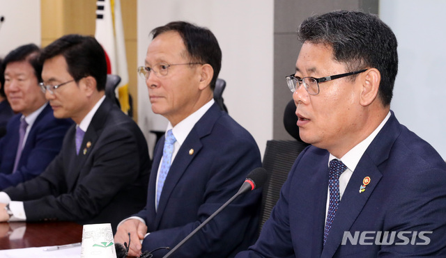 【서울=뉴시스】 박영태 기자 = 12일 오전 서울 여의도 국회 의원회관에서 열린 국회 외교통일위원회 당정협의에서 김연철 통일부 장관이 발언을 하고 있다. 2019.06.12.since1999@newsis.com